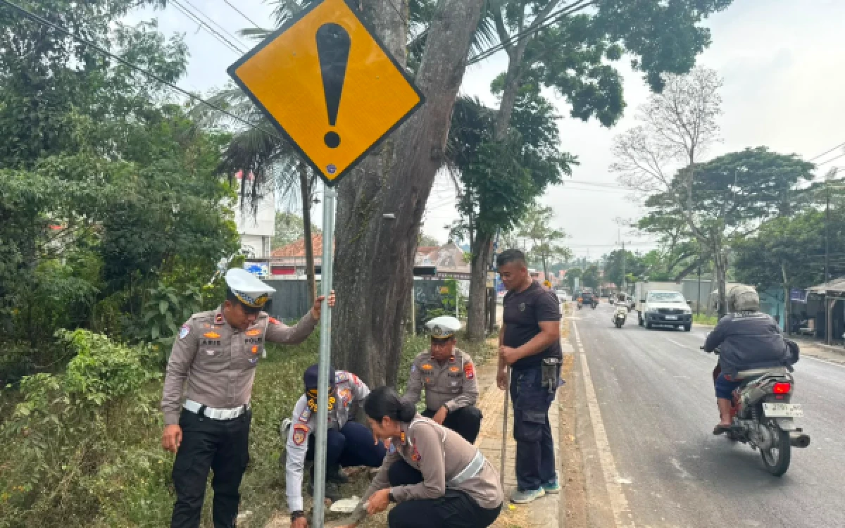 Thumbnail Berita - Dishub dan Polres Lebak Pasang Rambu Peringatan di Tanjakan Bang Arum, Pengemudi Diminta Utamakan Keselamatan