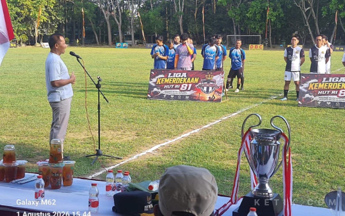 Thumbnail Berita - Tendangan Perdana Liga Kemerdekaan Ketanon, Plt Bupati Tulungagung Pesan Jaga Kerukunan Lewat Olahraga