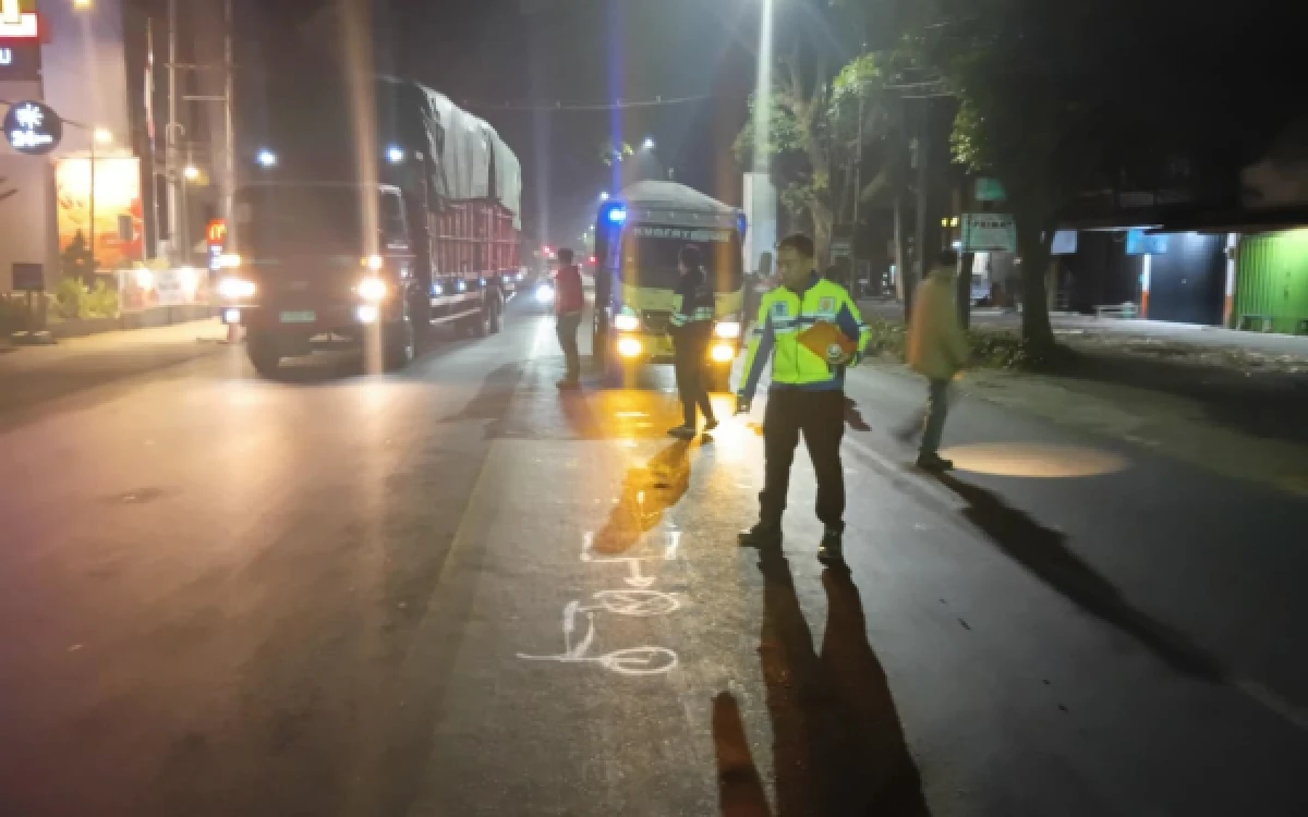 Thumbnail Berita - Sedan Seruduk Vario di Pertigaan Sulfat Kota Malang, Satu Orang Tewas