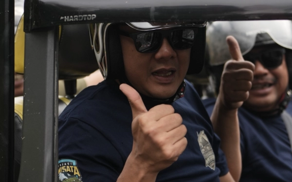 Foto Wabup Sleman, Danang Maharsa, sumringah di balik kemudi saat menjajal langsung jalur off-road. (Foto: Pemkab Sleman)