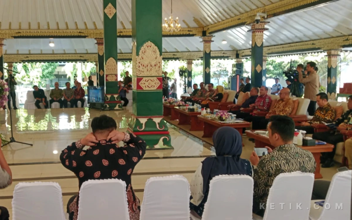 Foto Jajaran Forkopimda Sleman, anggota DPRD, serta sejumlah Kepala OPD tampak serius mengikuti jalannya agenda Diskusi Hukum nasional yang berfokus pada implikasi Undang-Undang Penyesuaian Pidana terhadap sanksi peraturan daerah. (Foto: Pemkab Sleman for Ketik.com)