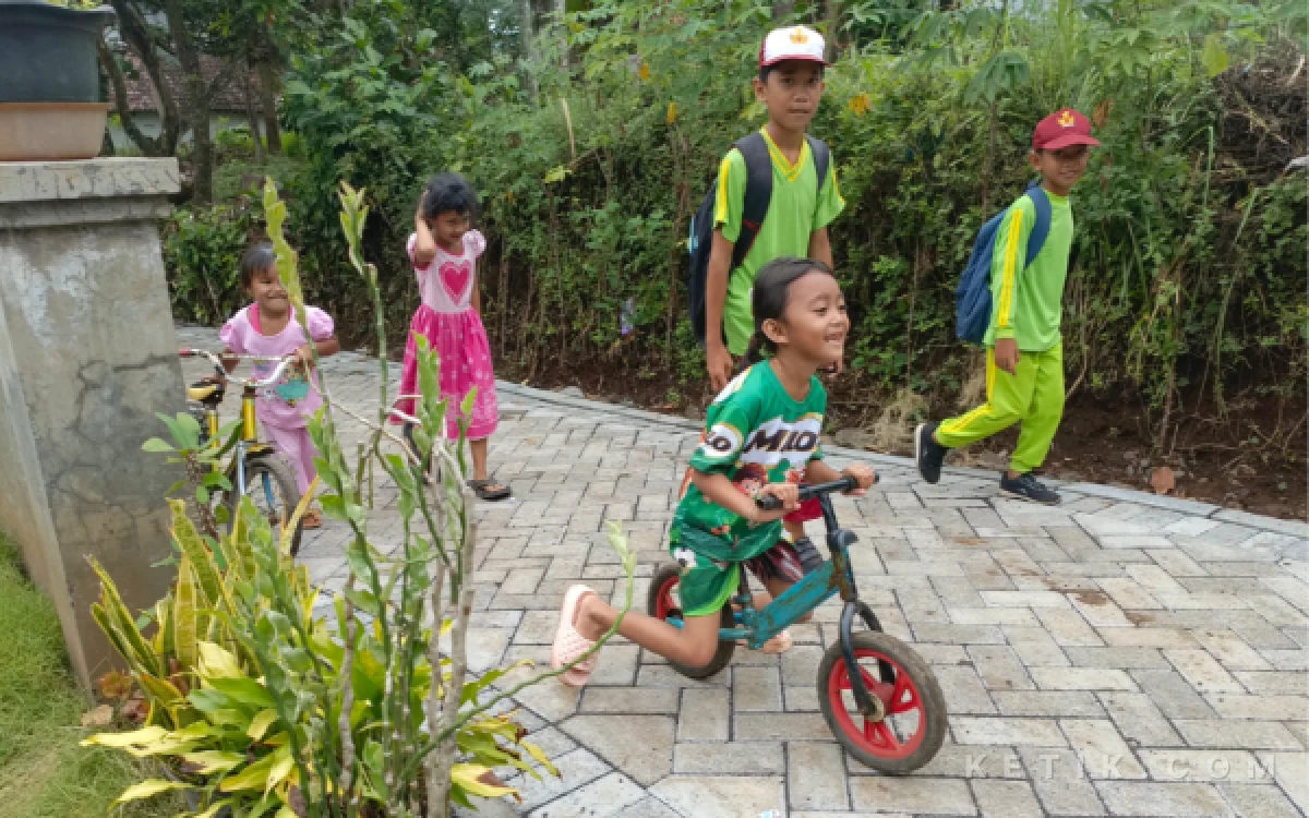 Thumbnail Berita - Senyum Gembira Anak-Anak Desa Klagin Nikmati Jalan Paving Hasil TMMD ke-128 Kodim 0820 Probolinggo