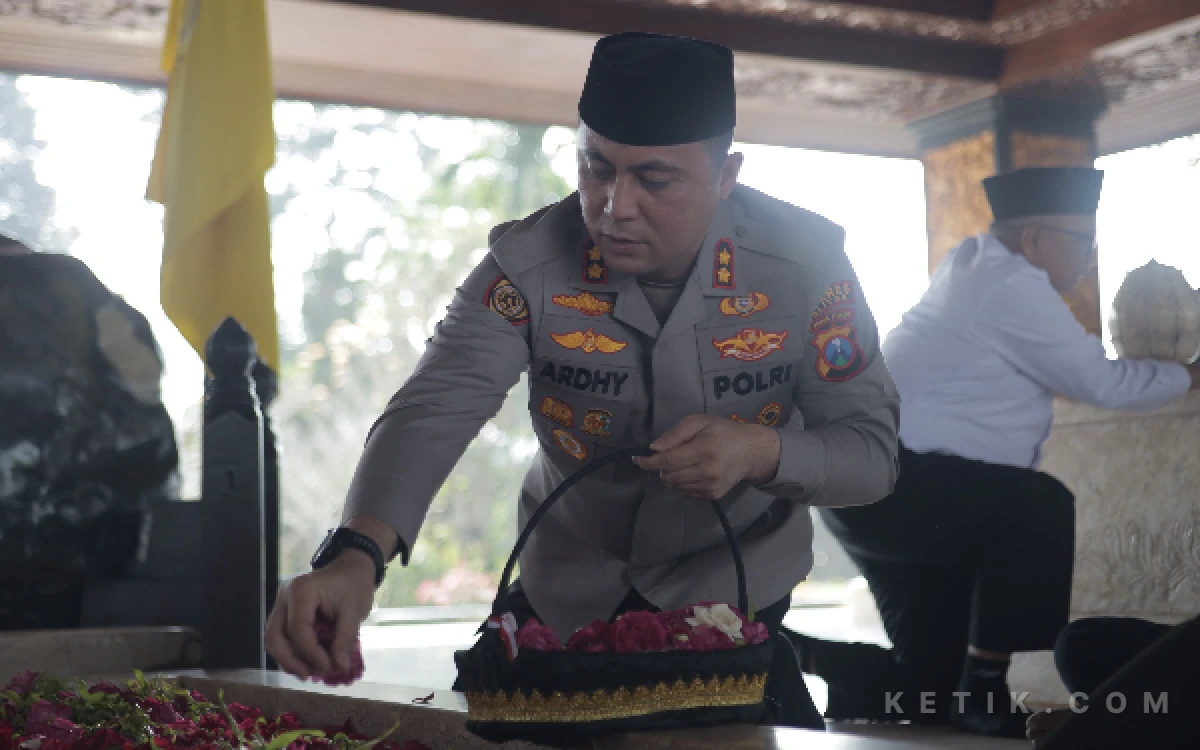 Thumbnail Berita - Kapolres Blitar Ziarahi Makam Leluhur, Tegaskan Komitmen Jaga Nilai Sejarah dan Persatuan di Hari Jadi ke-702