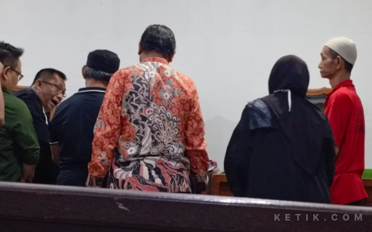 Foto Terdakwa bersama saksi korban pada saat memperlihatkan barang bukti di hadapan majelis Hakim PN Palembang, Kamis 21 Mei 2026. (Foto: M Nanda/Ketik.com)