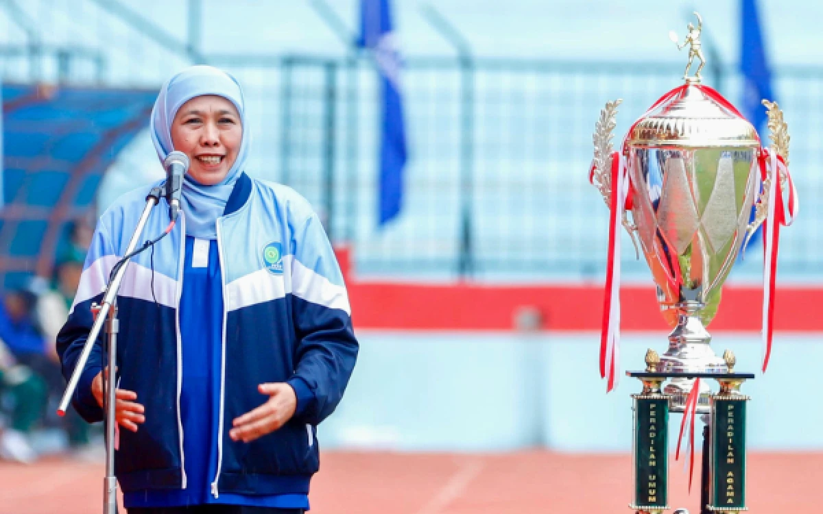 Thumbnail Berita - Pantun ala Gubernur Khofifah Bakar Semangat Peserta Kejurnas Tenis Piala Ketua MA 2026 di Malang