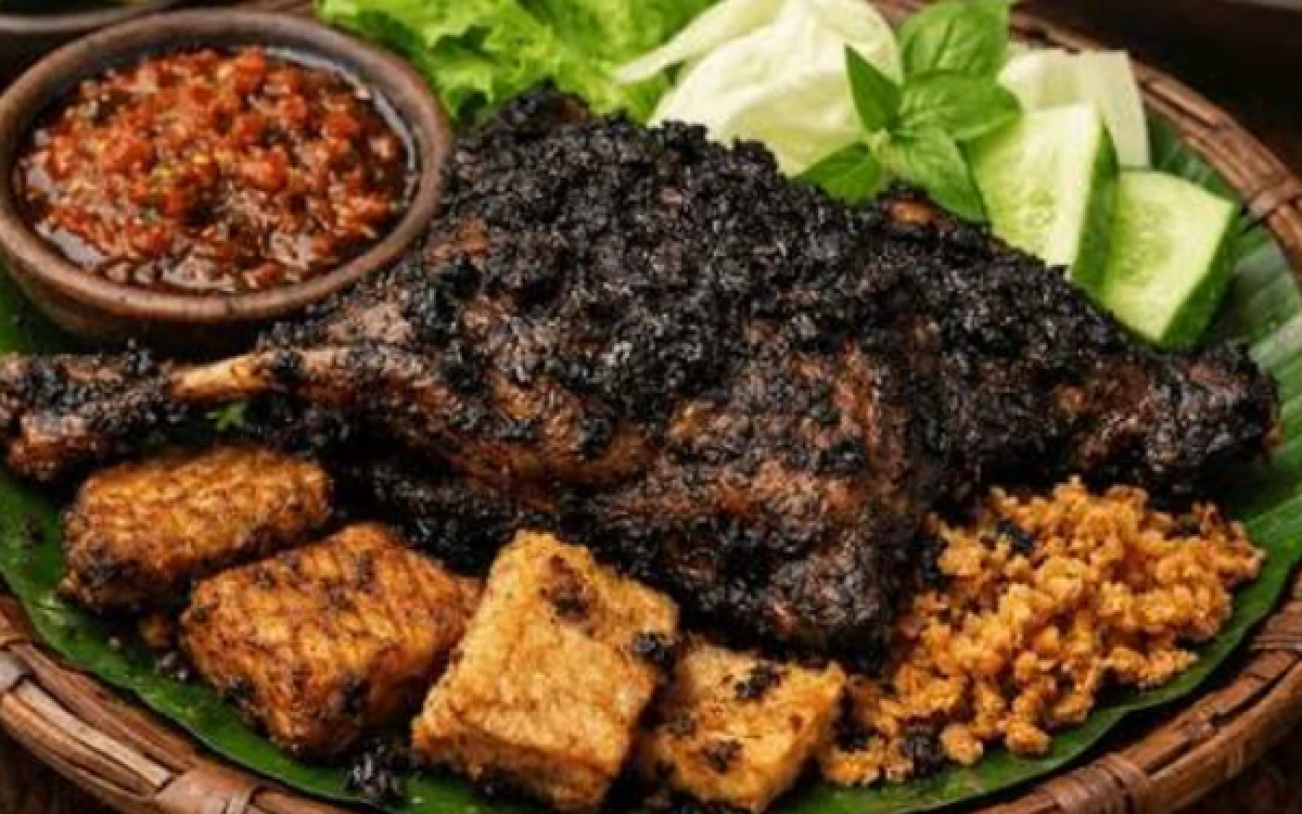 Thumbnail Berita - Rekomendasi 3 Warung Bebek Bumbu Hitam Madura di Malang, Rasanya Bikin Ketagihan