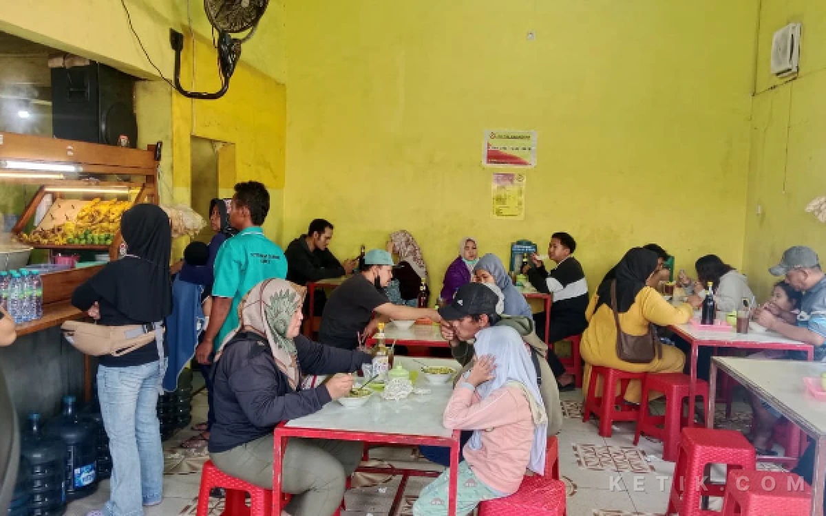 Foto Suasana warung Soto Ayam G’ Enak yang ramai dipenuhi pelanggan saat menikmati hidangan. (Foto: Devi Cahya Rahmawati/ketik.com)