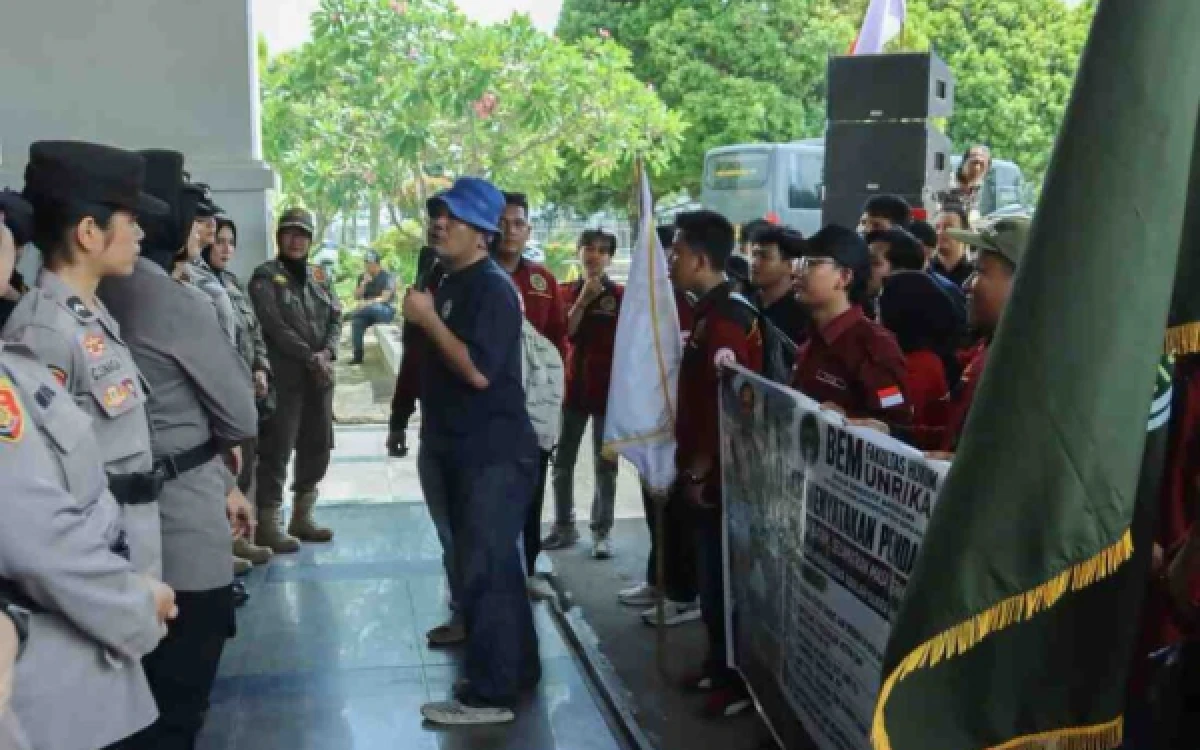 Foto Aksi unjuk rasa mahasiswa Universitas Riau Kepulauan (UNRIKA) di halaman DPRD Batam dan menyampaikan aspirasi melalui orasi di depan pintu masuk utama gedung