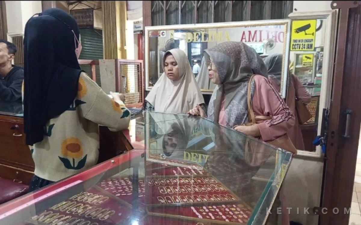 Thumbnail Berita - Jelang Tahun Ajaran Baru, Warga Pandeglang Ramai-ramai Jual Emas untuk Biaya Sekolah Anak