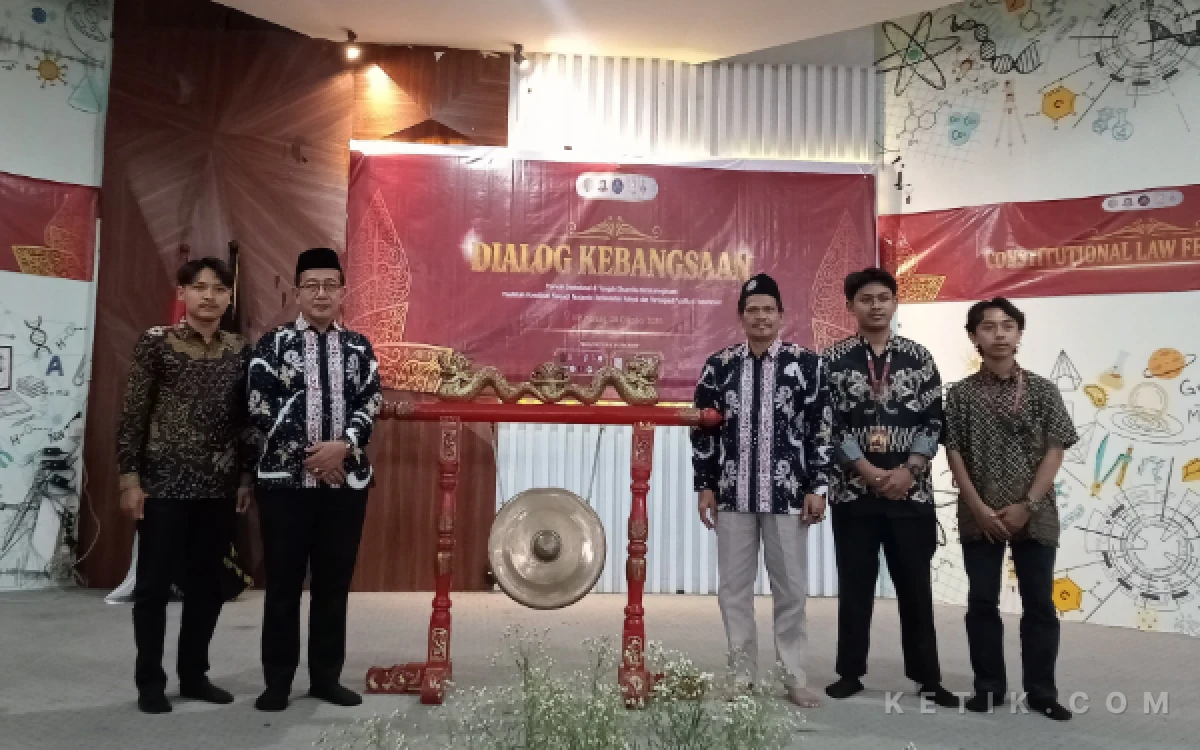Foto Wakil Dekan III Fakultas Syariah UIN Malang, Dr. H. Miftahul Huda, S.H.I., M.H., membuka kegiatan Dialog Kebangsaan yang digelar oleh Prodi HTN UIN Malang. (Foto: Aliyah/Ketik.com)