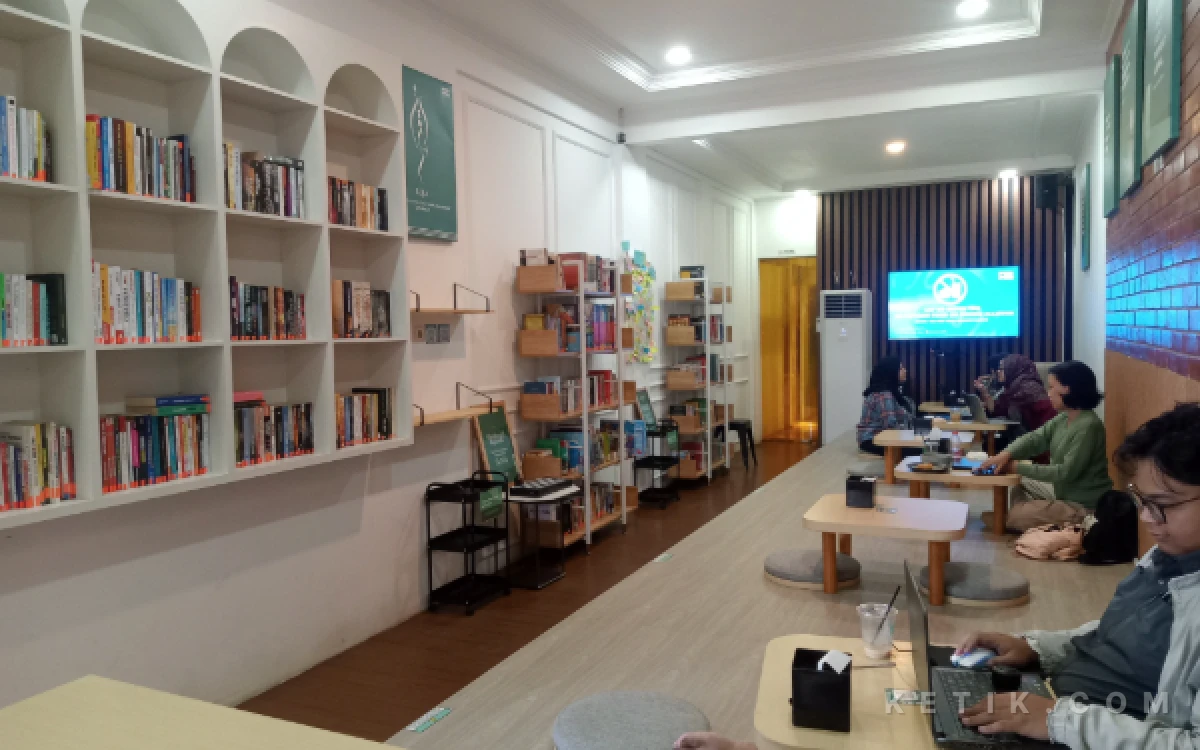 Foto Suasana tenang dan fasilitas buku yang banyak di Perpus Library Cafe Malang. (Foto: Aliyah/Ketik.com)