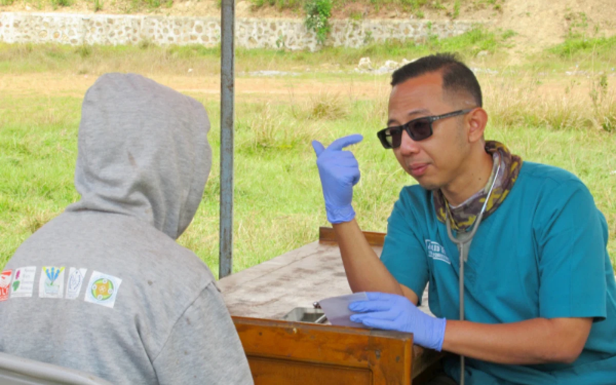 Foto Tim Relawan Bencana UM memperhatikan kesehatan fisik dan trauma warga Desa Watunggong, Kabupaten Manggarai, NTT. (Foto: Humas UM)