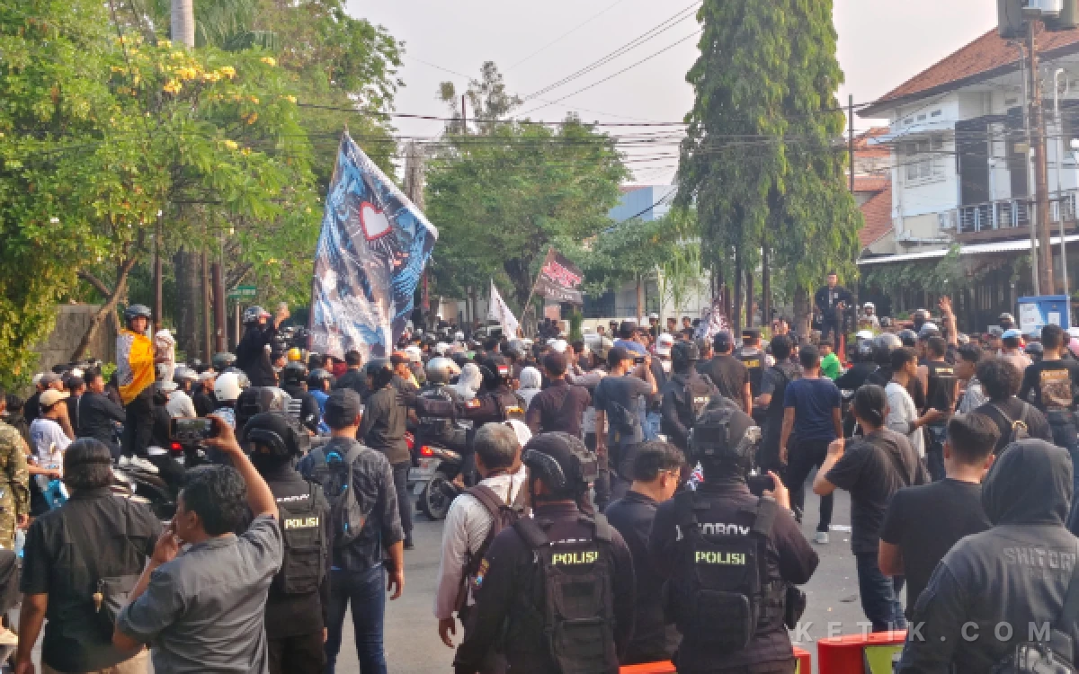 Thumbnail Berita - Buntut Pembacokan di Kafe Surabaya, Pesilat Geruduk Polisi Tuntut Pelaku Ditangkap