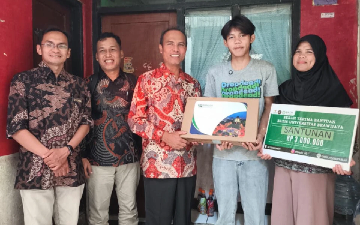 Thumbnail Berita - UB Ringankan Beban Mahasiswa Baru, Arya Terima Laptop, UKT Gratis hingga Bantuan Biaya Hidup