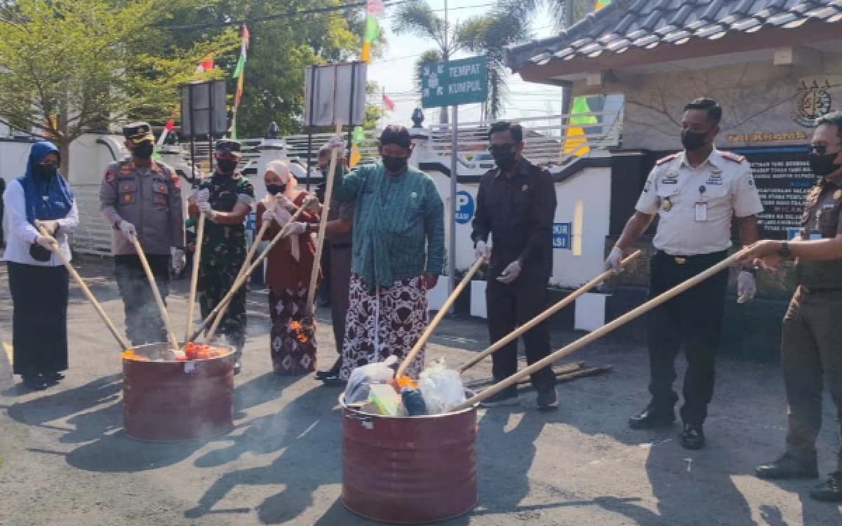 Foto Unsur Forkopimda Kabupaten Kulon Progo membakar barang bukti perkara tindak pidana umum menggunakan obor di halaman Kantor Kejaksaan Negeri Kulon Progo. (Foto: Kejari KP for Ketik.com)
