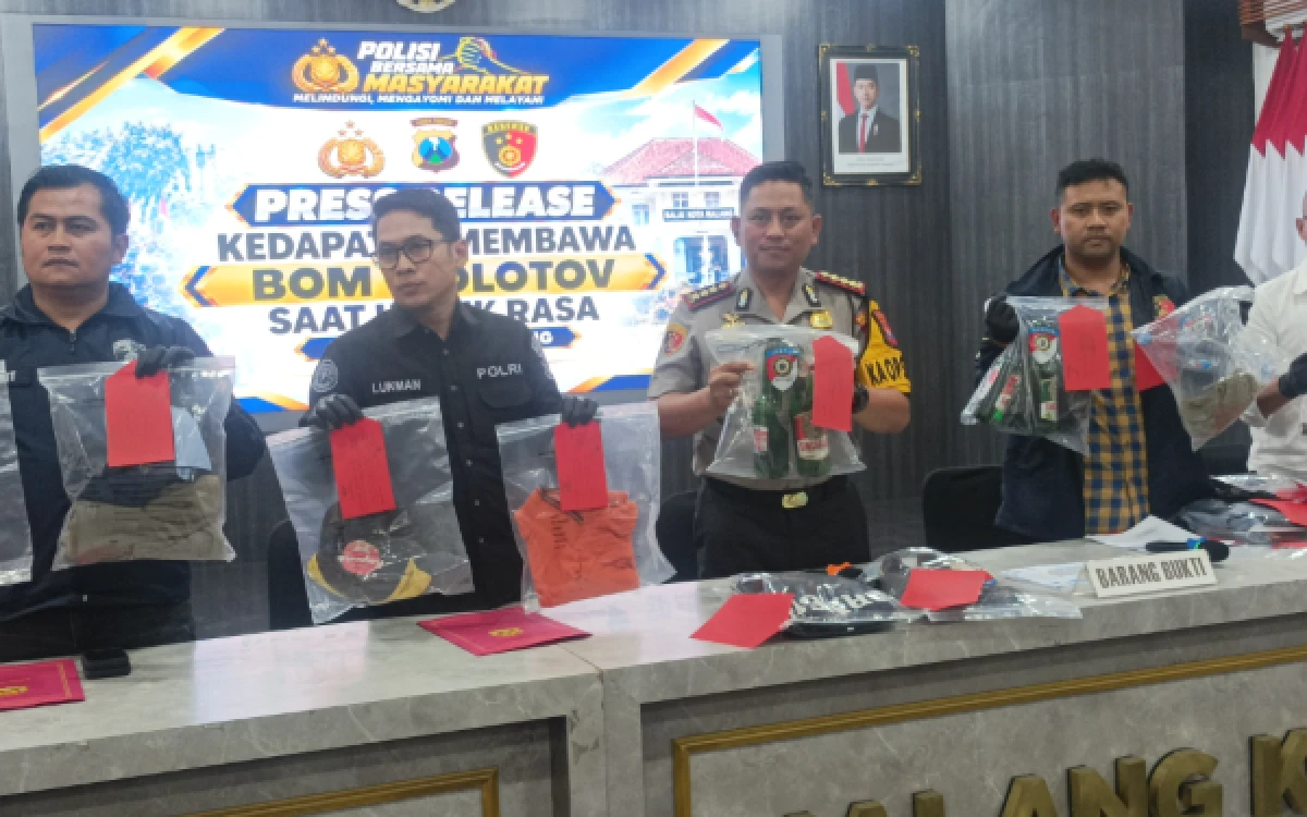 Foto Kapolresta Malang Kota, Kombes Pol Danang Setiyo Pambudi saat menunjukkan barang bukti bom molotov dalam konferensi pers yang digelar pada Kamis, 29 Oktober 2026 malam (Foto : Kukuh/Ketik)
