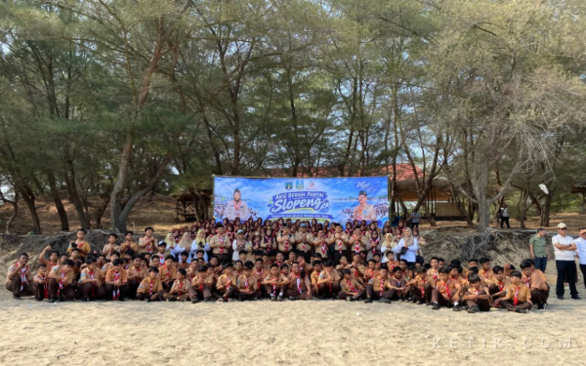 Thumbnail Berita - Peringati HUT ke-81 Jatim, Ratusan Pramuka Gotong Royong di Pantai Slopeng