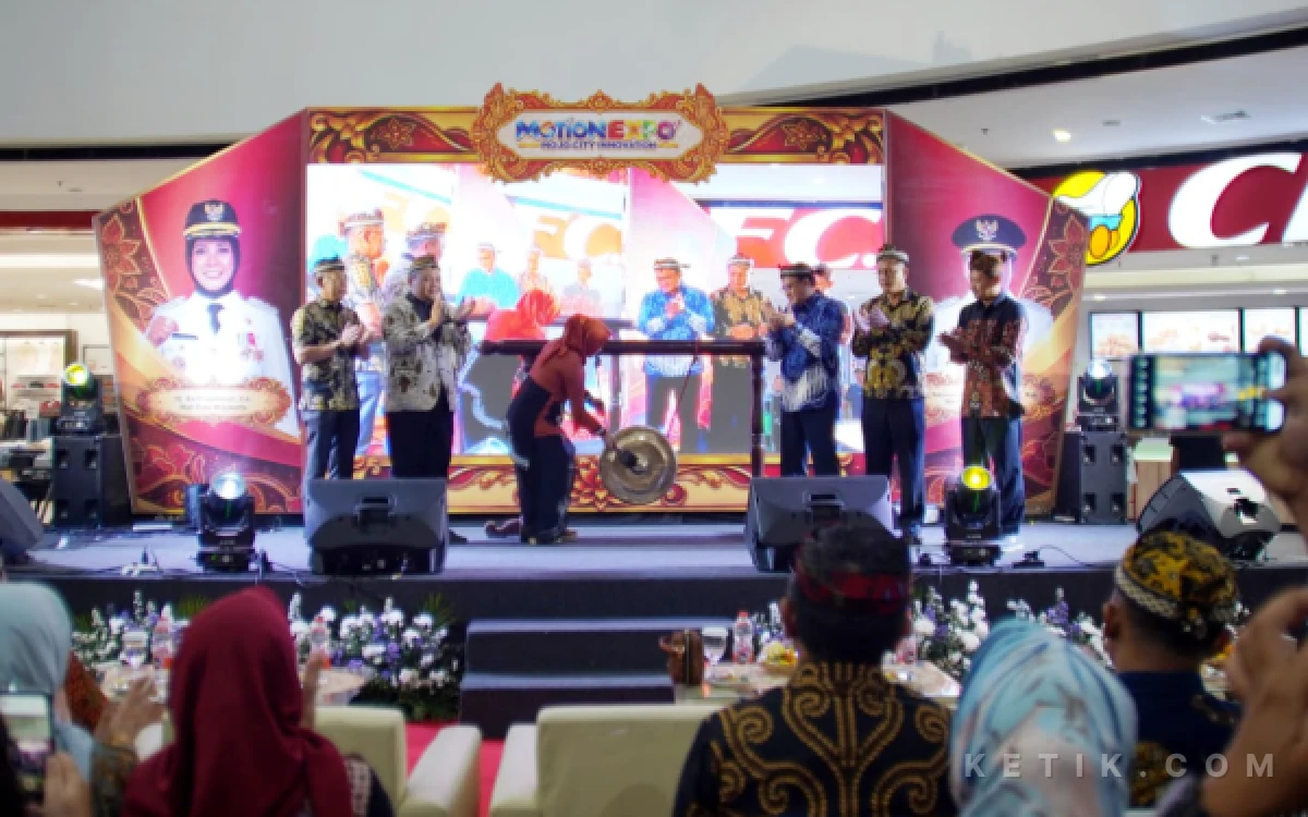 Foto Wali Kota Mojokerto ning ita membuka acara Mojo City Innovation Expo 2026 di Atrium Sunrise Mall, Kota Mojokerto ( foto : humas pemkot mojokerto/ ketik.com)