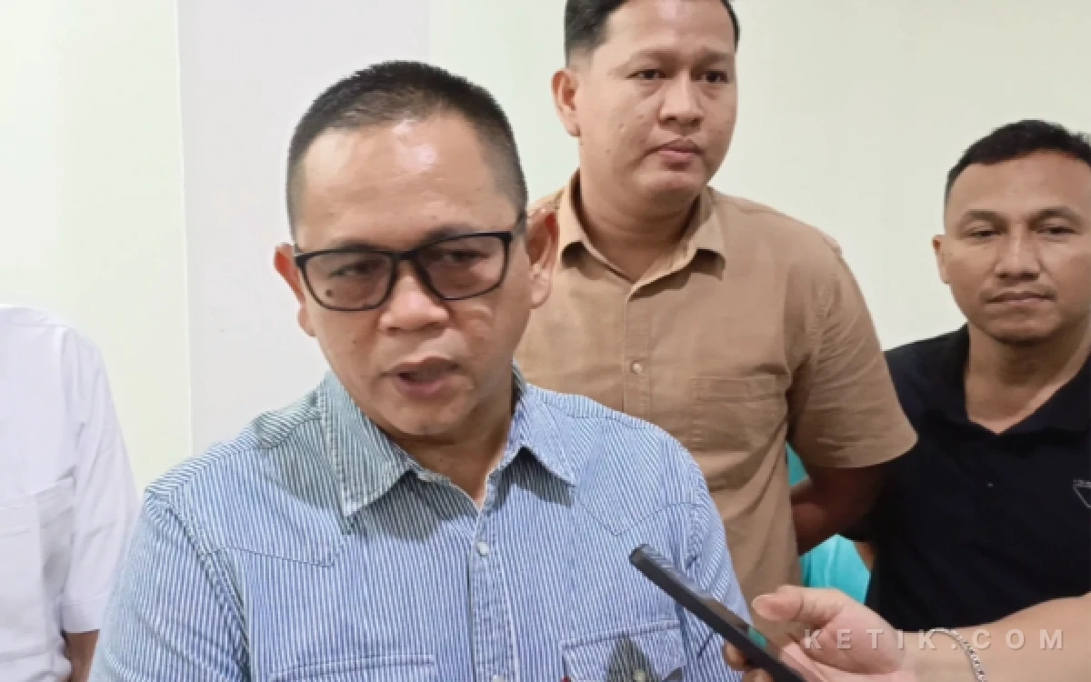 Foto Kasipenkum Kejati Sumsel Iwan Setiadi memberikan keterangan kepada awak media usai sidang praperadilan Wakil Bupati PALI Iwan Tuaji di PN Palembang, Rabu 12 Agustus 2026. (Foto: M Nanda/Ketik.com)