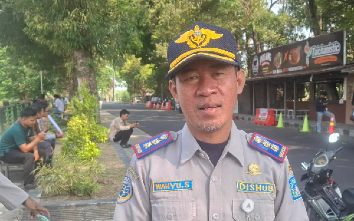 Foto Kepala UPTD Pengelolaan Perparkiran Dishub Sleman Wahyu Slamet memberikan penjelasan mengenai penyiapan personel dan alur parkir di sekitar lokasi. (Foto: Fajar R/Ketik.com)