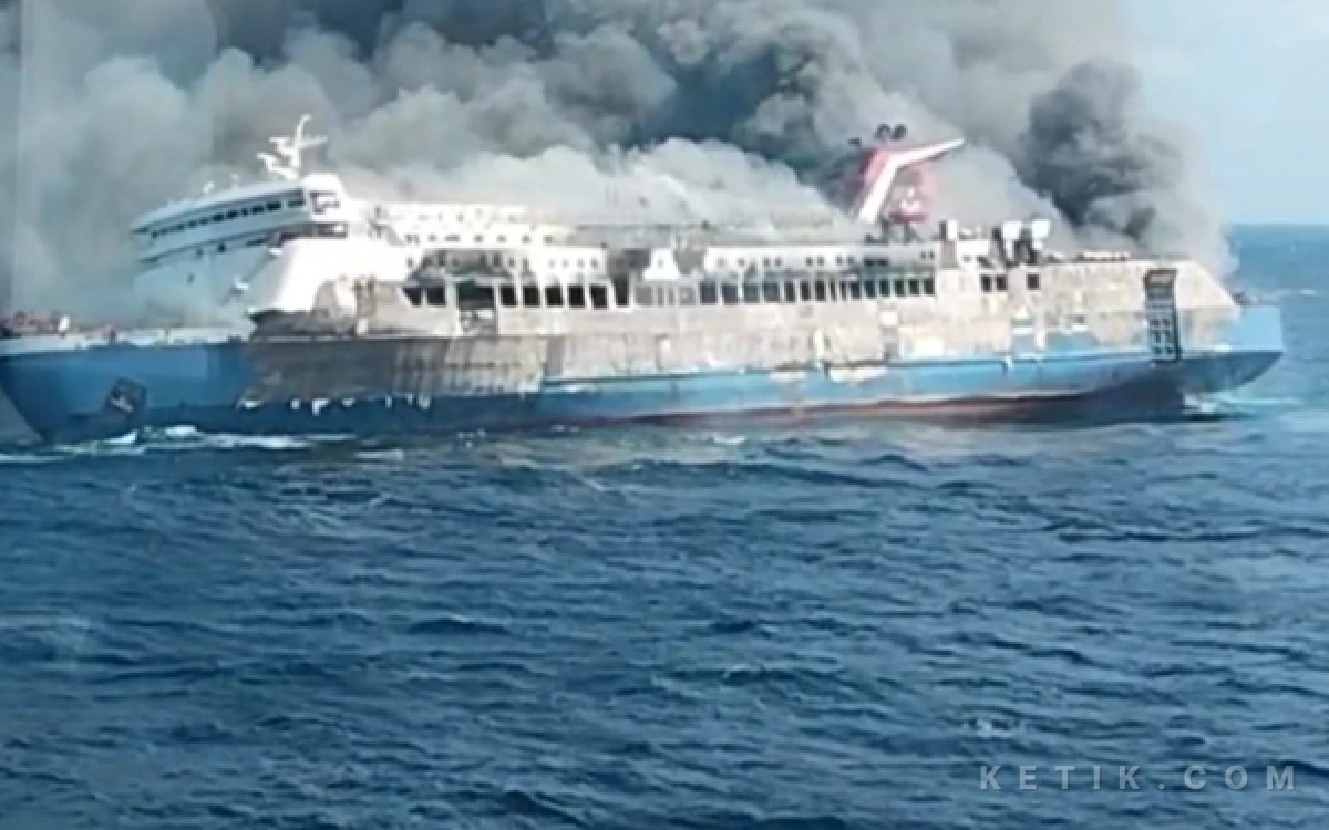 Thumbnail Berita - Begini Proses Evakuasi Penumpang KMP Mutiara Santosa 2 yang Terbakar di Perairan Utara Sumenep
