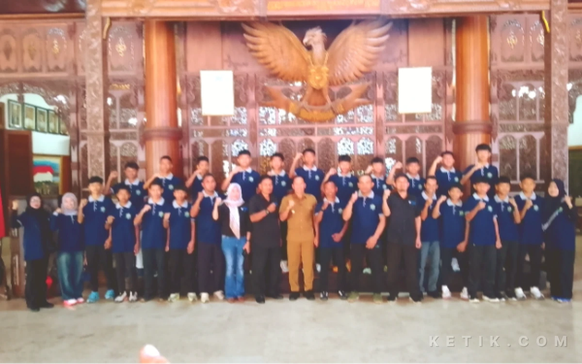 Thumbnail Berita - Bukan Sekadar Kejar Juara! 2 Tim Muda Tulungagung Dilepas Plt Bupati Bertarung di Piala Soeratin Jatim