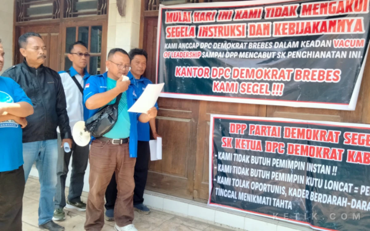 Thumbnail Berita - Demokrat Brebes Bergejolak! 7 Ketua PAC Vakum hingga Gembok Kantor DPC