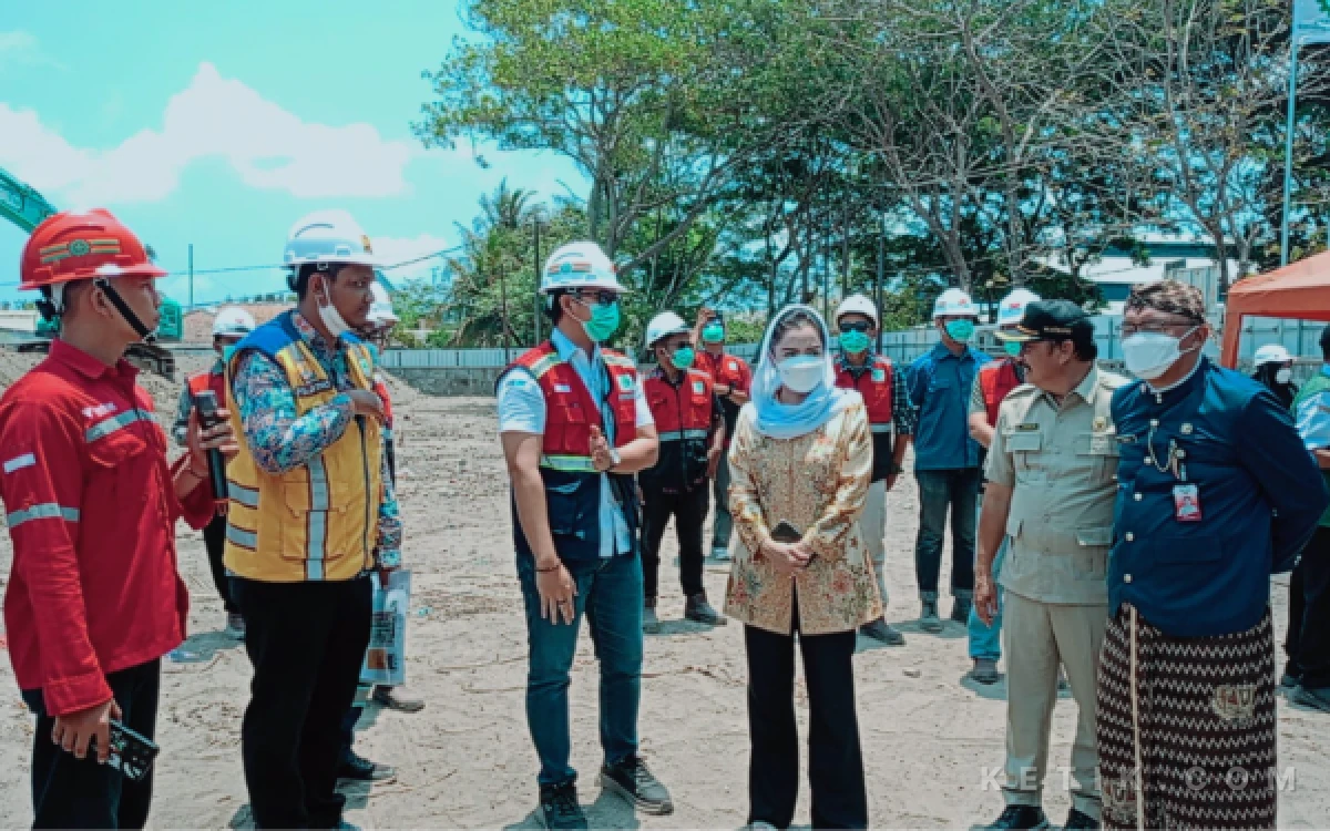 Foto Anggota Komisi V DPR RI, Novita Wijayanti tinjau proyek pembangunan Shelter Tsunami. (Foto: Nani Eko/ketik.com)