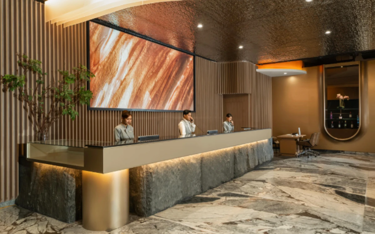 Foto Area lobby yang lebih elegan menciptakan rasa hangat di Mercure Surabaya Grand Mirama. (Foto: Mercure Surabaya Grand Mirama for Ketik.com)