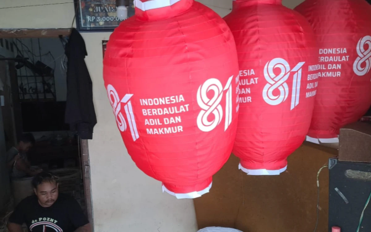 Thumbnail Berita - Pesanan Lampion Merah Putih Meledak Jelang HUT ke-81 RI, Perajin Kota Malang Malah Dibuat Pusing Harga Bahan Baku Naik 20 Persen