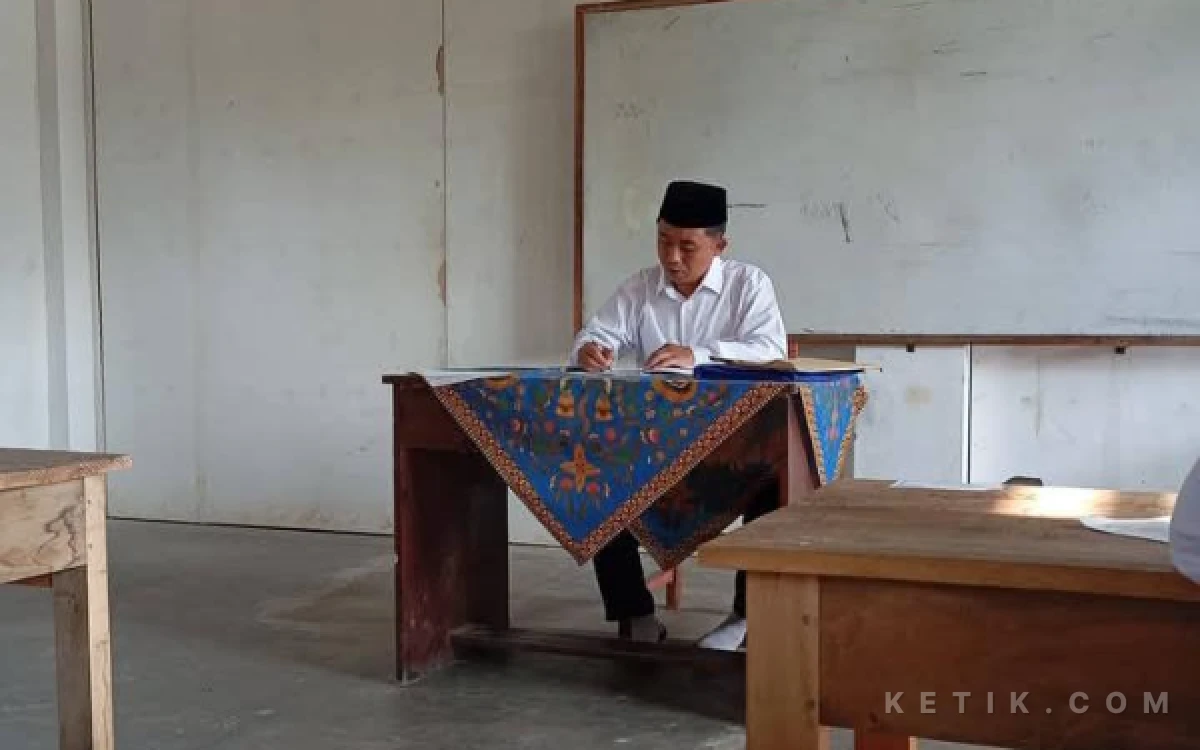 Thumbnail Berita - Dedikasi 20 Tahun Bang Tofa: Menenun Karakter dan Memerdekakan Nalar di Jantung Kendal