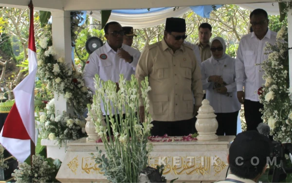 Thumbnail Berita - [FOTO] Momen Presiden Prabowo Ziarah ke Makam Marsinah di Nganjuk