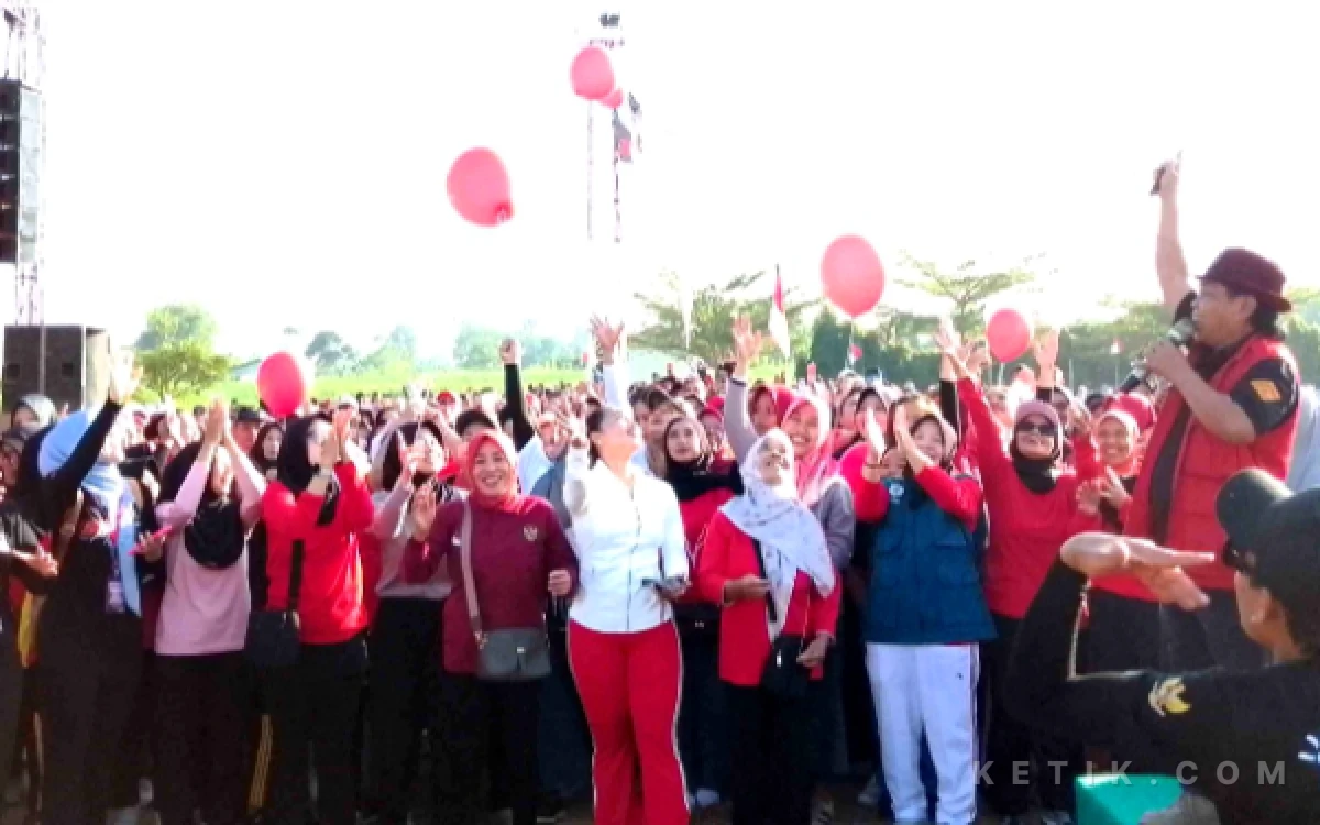 Thumbnail Berita - Semarakkan HUT Ke-81 RI, Pemdes Pojok Tulungagung Gelar Jalan Sehat dan Senam Bersama