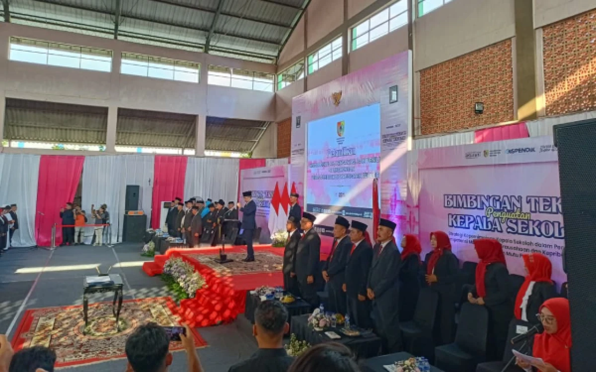 Thumbnail Berita - Gus Fawait Lantik 777 Kepala Sekolah dan Pengawas, Beri Waktu Enam Bulan untuk Berinovasi