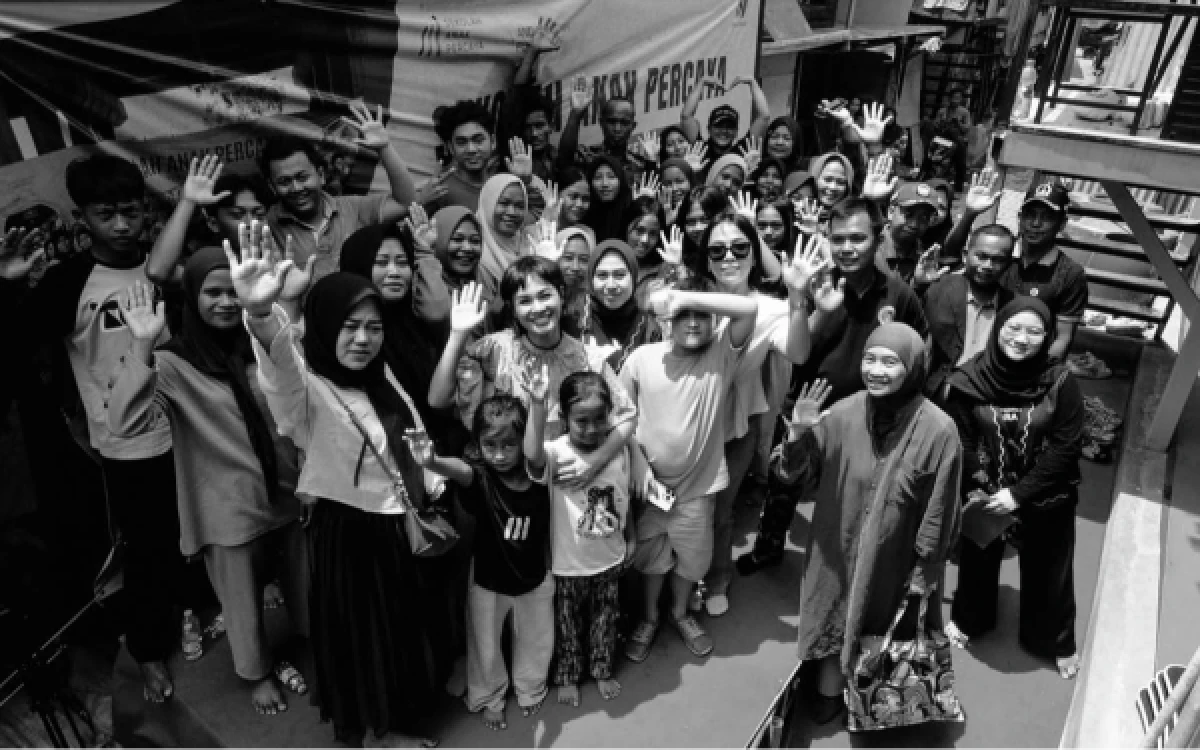 Foto Andien bersama anak-anak yang akan belajar di Sekolah Anak Percaya ke-5 nya di Kampung Apung, Muara Angke. (Tangkap layar Instagram @andien)