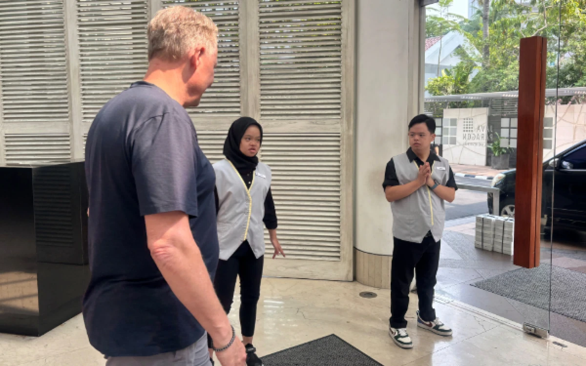 Thumbnail Berita - Serunya Enam Anak Down Syndrome Jatim Coba Jadi Hotelier Sehari, Ada Waiter-Housekeeping
