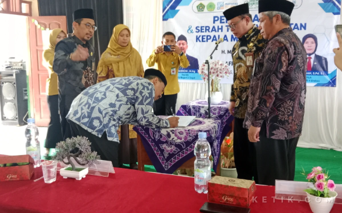 Thumbnail Berita - Momen Serah Terima Jabatan Kepala MTsN 4 Brebes dari H.Masroni kepada Hj.Afrohah