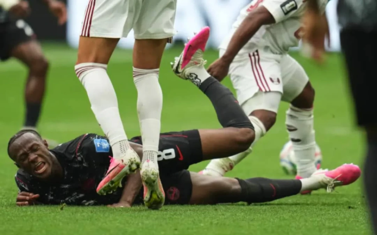 Thumbnail Berita - Ismael Kone Tulis Pesan Haru usai Lawan Qatar Ditekel hingga Patah Kaki