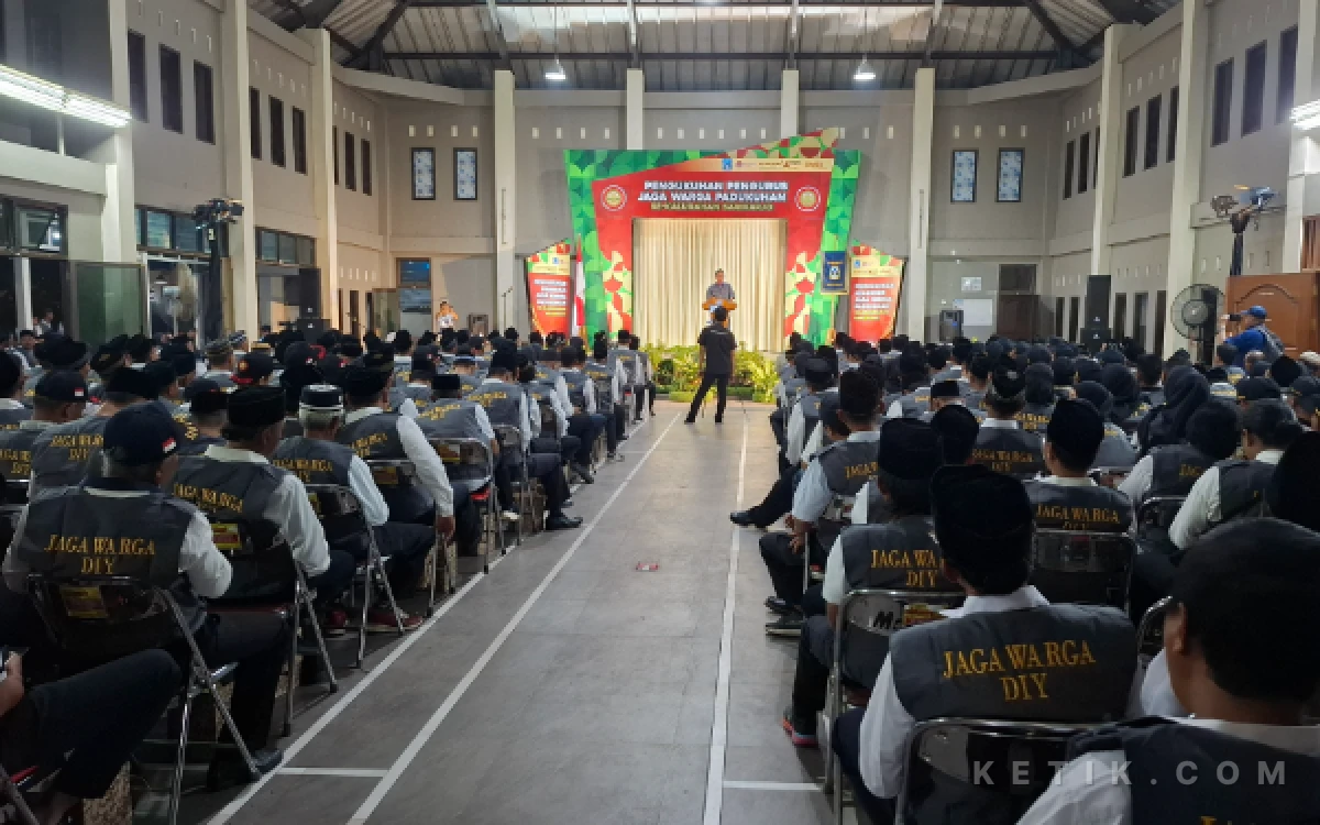 Foto Suasana pengukuhan Pengurus Jaga Warga Padukuhan se-Kalurahan Sariharjo, Kamis malam 18 Juni 2026 Mengenakan seragam rompi khas Jaga Warga DIY, ratusan pengurus dari 16 padukuhan tampak kompak mengikuti jalannya seluruh rangkaian acara kemasyarakatan ini dengan penuh antusiasme.
(Foto: Fajar R/Ketik.com)