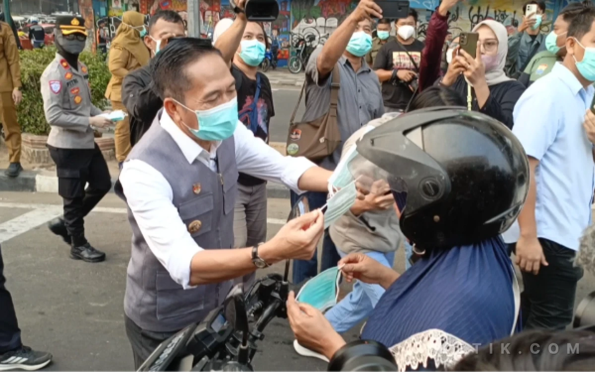 Thumbnail Berita - Kabut Asap Makin Pekat, Pemkot Palembang Gerak Cepat Bagikan 16.500 Masker Gratis