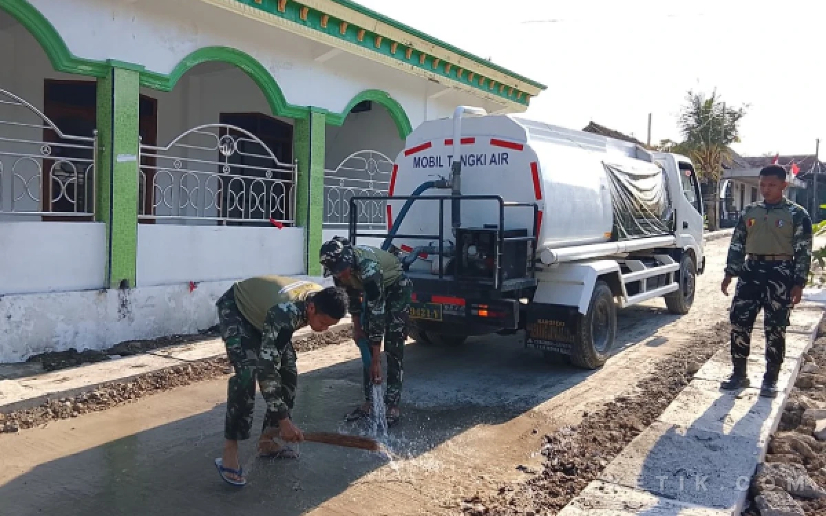 Thumbnail Berita - Menjaga Asa di Depan Rumah Ibadah, Kala Satgas TMMD 129 Bojonegoro Setia Merawat Jalan Desa Kesongo