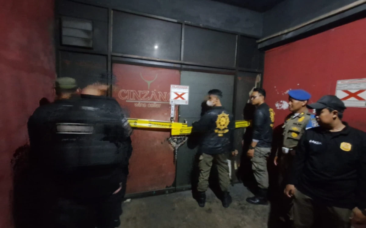 Thumbnail Berita - Satpol PP Surabaya Segel Toko Miras, Diduga Langgar Aturan Penjualan