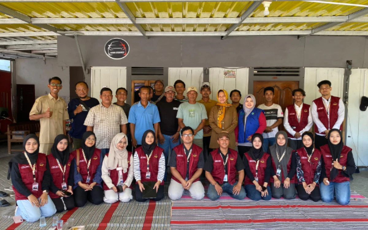 Foto Foto bersama Kepala Desa Gemarang Kabupaten Ngawi, Sunarni dengan para masyarakat setempat serta Mahasiswa KKN 30 UINSA usai menggelar Sosialisasi dan Simulasi lubang resapan biopori di salah satu halaman rumah warga pada Senin, 29 Juni 2026. (Foto: Ahmad Bintang Asyrof Sanny)