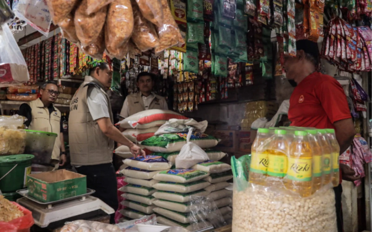 Thumbnail Berita - Bapanas Sidak Harga dan Mutu Beras di Kediri, Empat Kios Pasar Setono Betek Aman