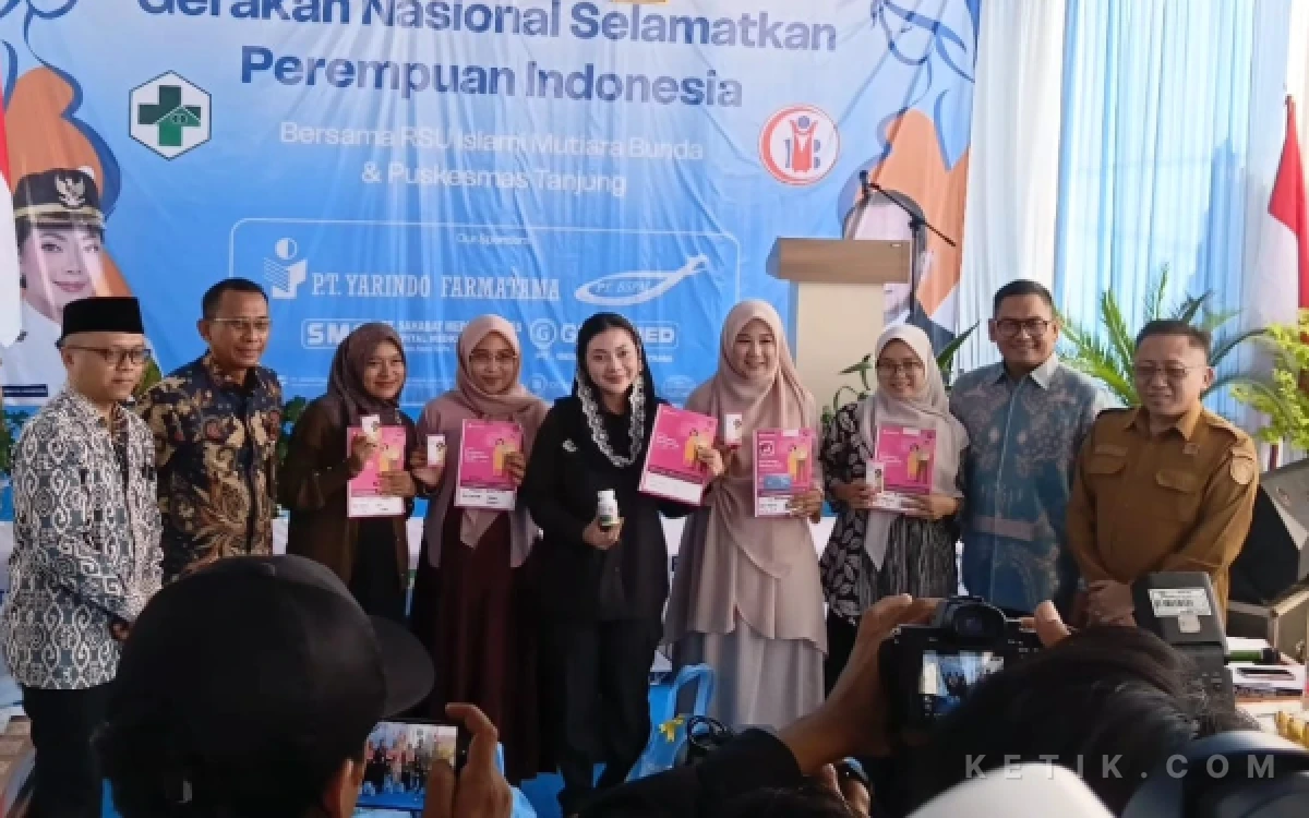 Foto Bupati Brebes, Paramitha Widyakusuma bersama sejumlah ibu hamil stakeholder kesehatan (Foto: Makroni/ketik.com)