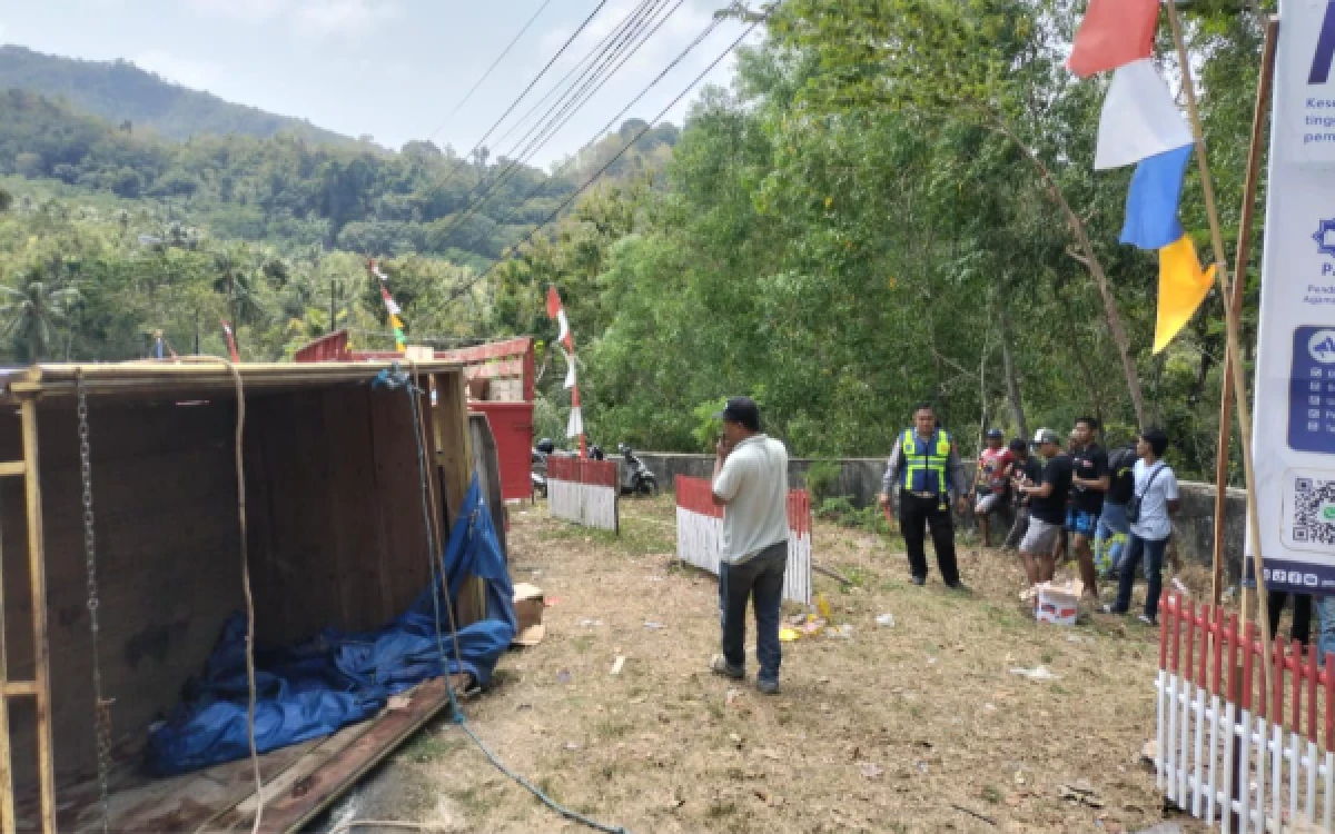 Thumbnail Berita - Muatan Minyak Goreng Tumpah, Truk Terguling Tutup Sebagian Jalur Sedeng Pacitan