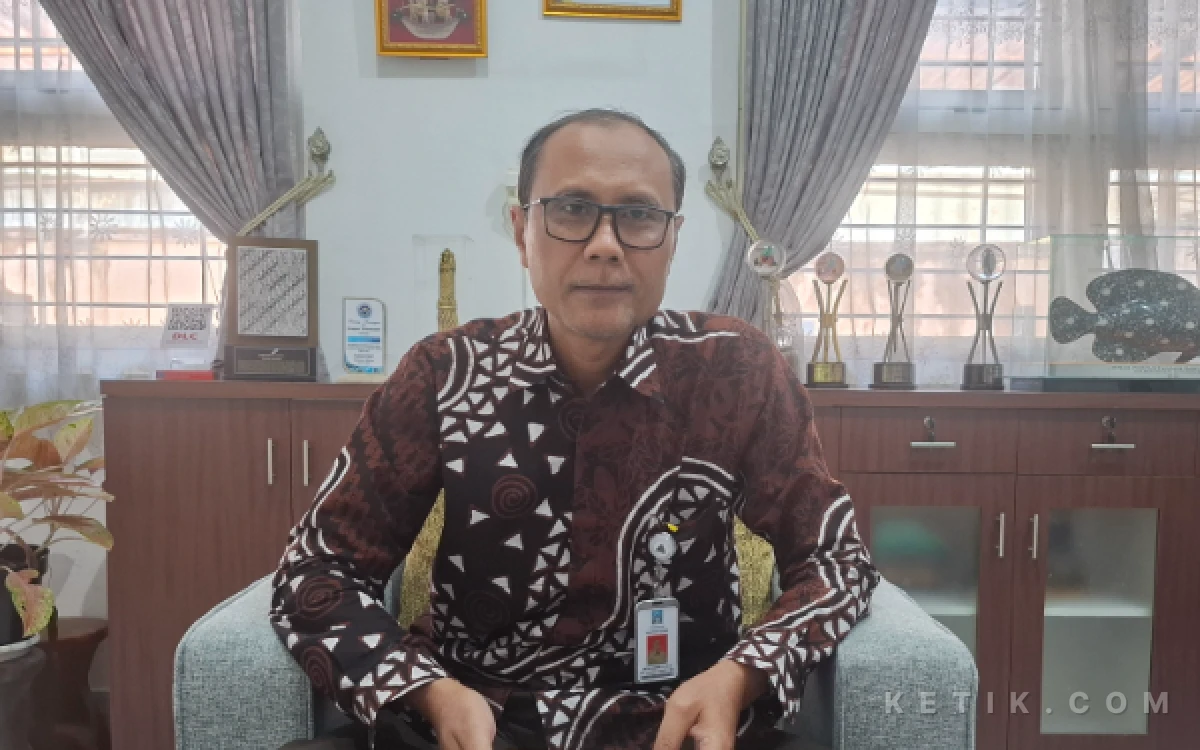 Foto Kepala Dinas Perpustakaan dan Kearsipan Kabupaten Sleman, Anton Sujarwa, SH MSi, saat menjelaskan penelusuran sejarah industri gula era kolonial di Sleman. (Foto: Fajar R/Ketik.com)