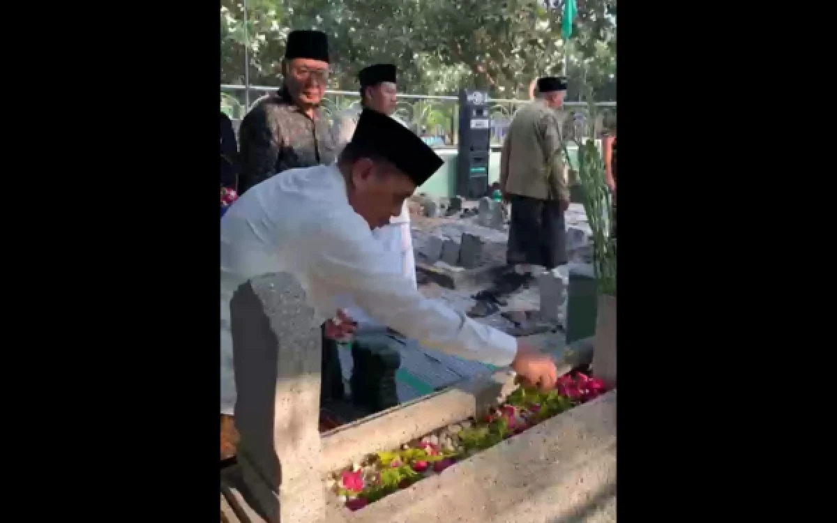 Thumbnail Berita - Hari Santri 2026, PWNU Jatim dan PCNU Surabaya Ziarah ke Makam Pencipta Lambang NU