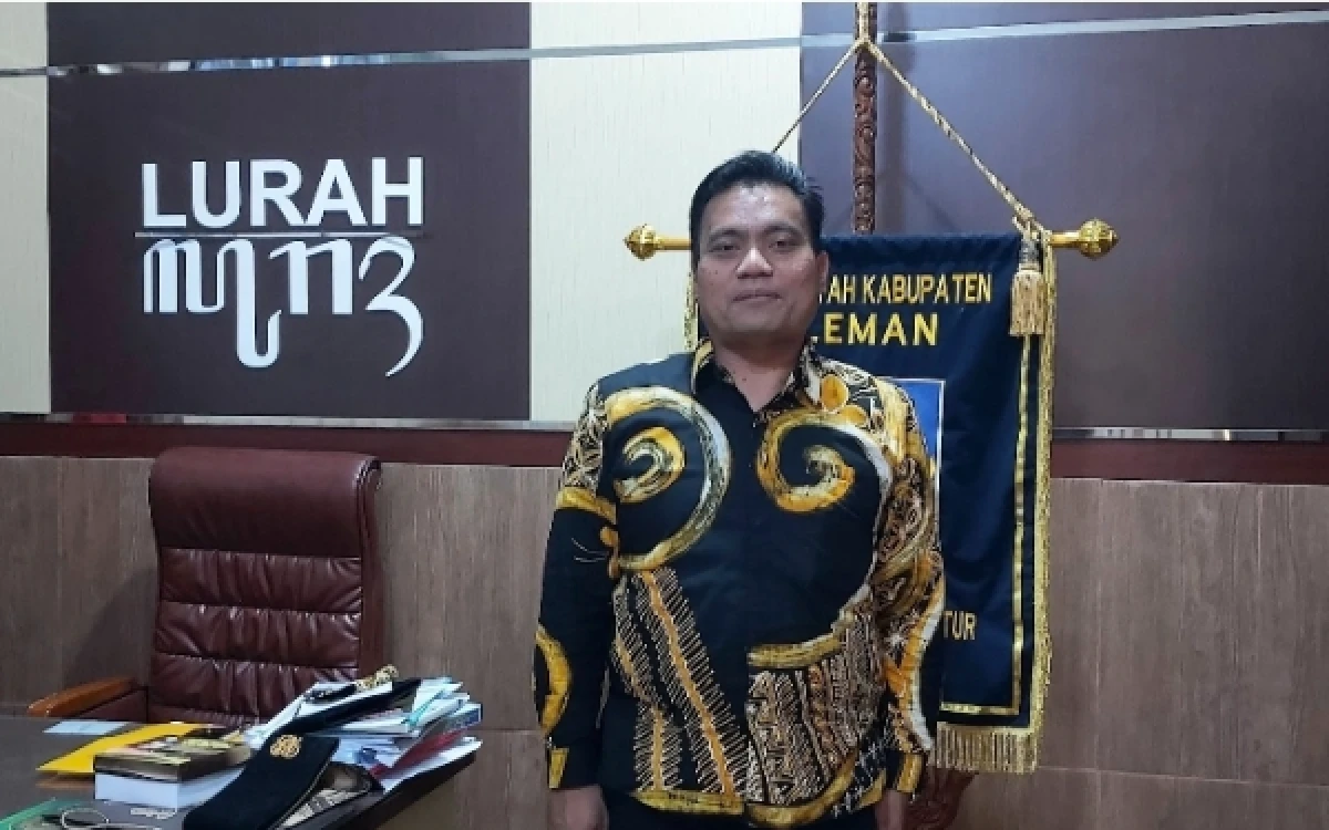 Foto Reno Candra Sangaji, di ruang kerjanya sewaktu masih menjabat sebagai Lurah Condongcatur, Depok, Sleman. Reno kini tersandung jerat hukum berlapis selain ditetapkan sebagai tersangka atas dugaan kasus tindak pidana korupsi penyalahgunaan TKD oleh penyidik Polda DIY dan Kejaksaan Tinggi DIY. (Foto: Dok Ketik.com)