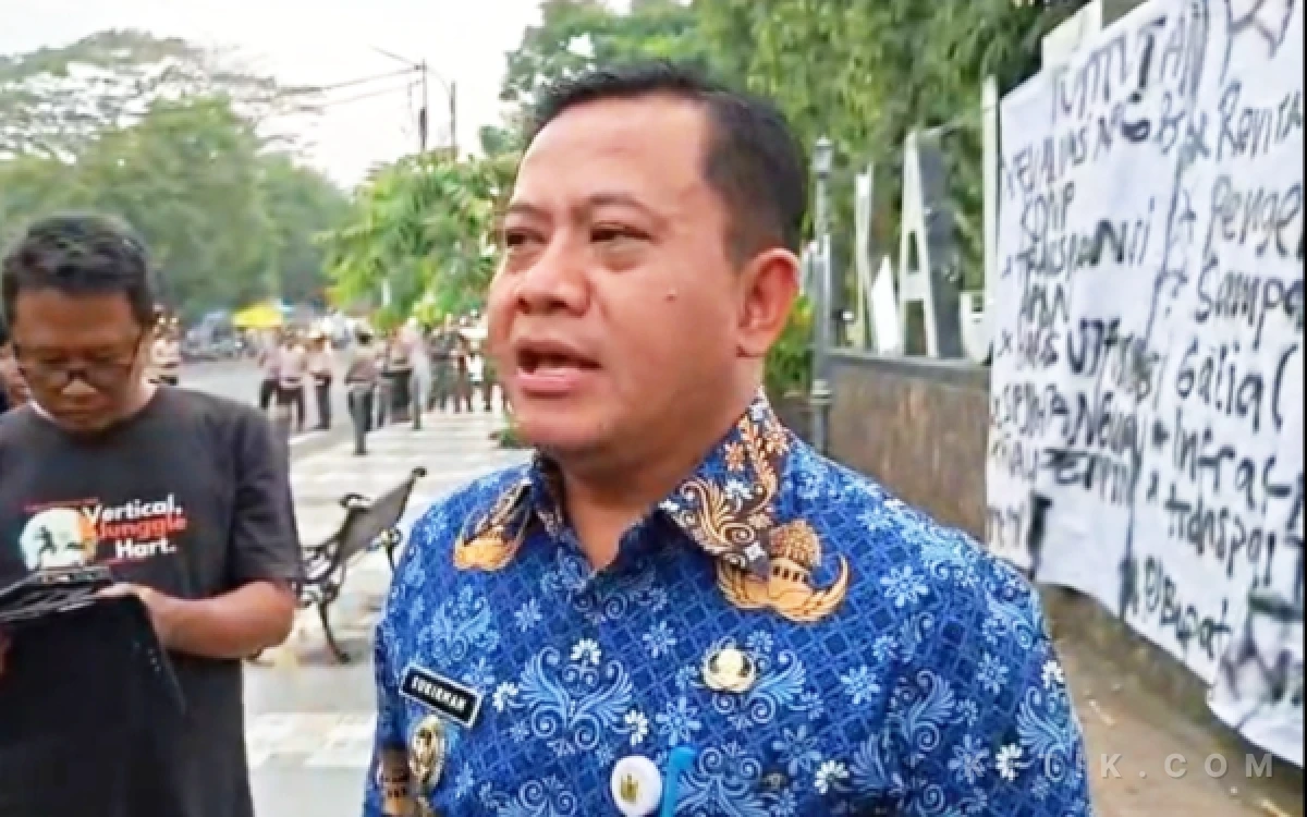 Thumbnail Berita - Jalan Ambles di Pantianom Bojong Segera Diperbaiki, Pemkab Pekalongan Siapkan Anggaran Rp2,9 Miliar